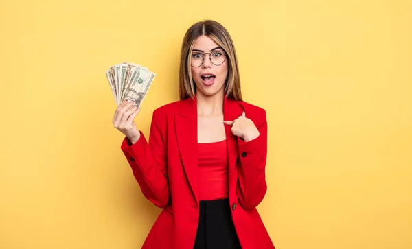 Mujer Negocios Sintiéndose Feliz Señalándose Misma Con Una Emoción Concepto —  Fotos de Stock