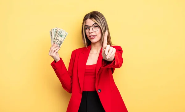 Mujer Negocios Sonriendo Orgullosa Confiadamente Haciendo Número Uno Concepto Billetes —  Fotos de Stock