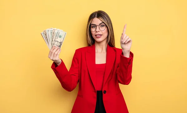 Zakenvrouw Lacht Ziet Vriendelijk Uit Toont Nummer Één Concept Van — Stockfoto