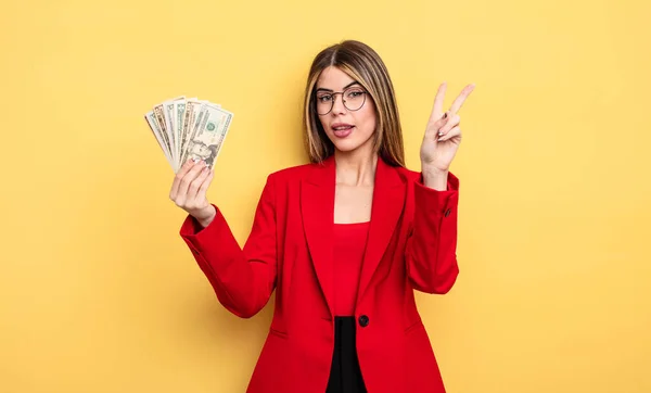 Mujer Negocios Sonriendo Buscando Amigable Mostrando Número Dos Concepto Billetes —  Fotos de Stock