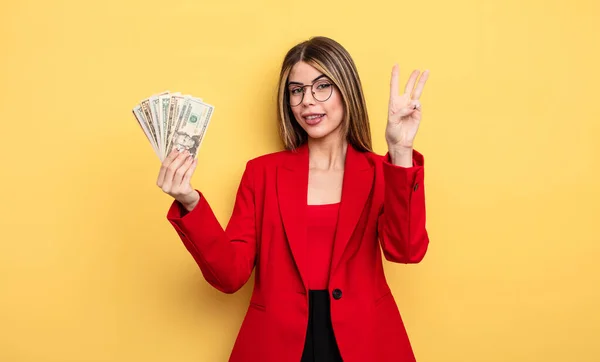Bizneswoman Uśmiecha Się Wygląda Przyjaźnie Pokazuje Numer Trzy Koncepcja Banknotów — Zdjęcie stockowe