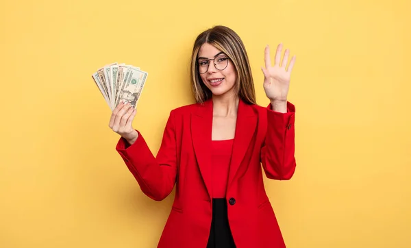 Mujer Negocios Sonriendo Buscando Amigable Mostrando Número Cuatro Concepto Billetes —  Fotos de Stock