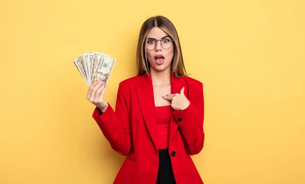 ビジネスの女性ショックを受けて口を大きく開けて 自分自身を指して驚いた ドル紙幣の概念 — ストック写真