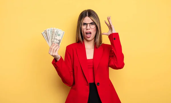 Una Mujer Negocios Gritando Con Las Manos Alto Concepto Billetes —  Fotos de Stock