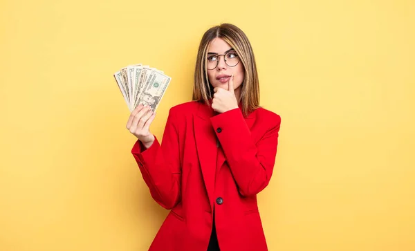 Geschäftsfrau Denkt Zweifelt Und Ist Verwirrt Konzept Der Dollarnoten — Stockfoto