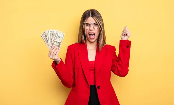 Mujer Negocios Gritando Agresivamente Con Una Expresión Enojo Concepto Billetes — Foto de Stock