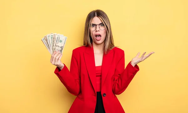 Affärskvinna Känner Sig Extremt Chockad Och Förvånad Dollarsedelkoncept — Stockfoto