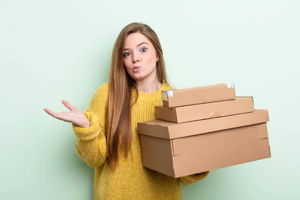 Frau Mit Roten Haaren Fühlt Sich Verwirrt Und Verwirrt Und — Stockfoto