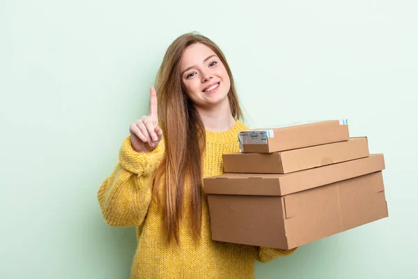 Mulher Cabelo Vermelho Sorrindo Orgulhosamente Confiantemente Fazendo Número Pacotes Caixas — Fotografia de Stock