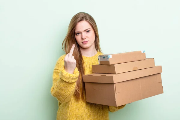 赤い髪の女性は怒っている いらいらし 反抗的で積極的な感じ パッケージボックスのコンセプト — ストック写真