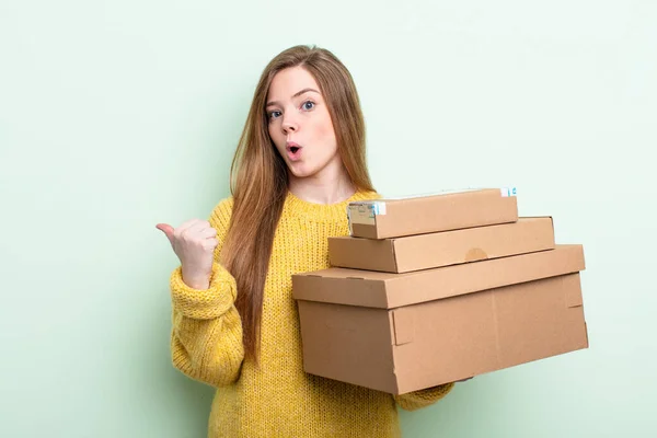 Frau Mit Den Roten Haaren Schaut Ungläubig Erstaunt Paketboxen Konzept — Stockfoto