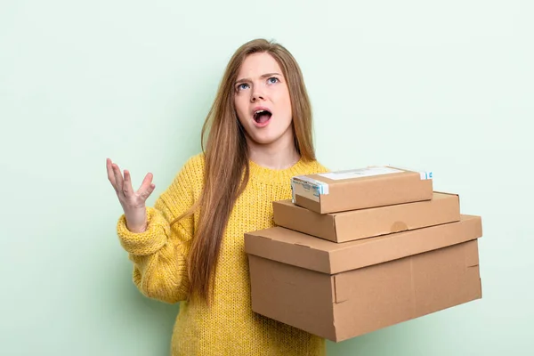Rött Hår Kvinna Ser Desperat Frustrerad Och Stressad Förpackningslådor — Stockfoto