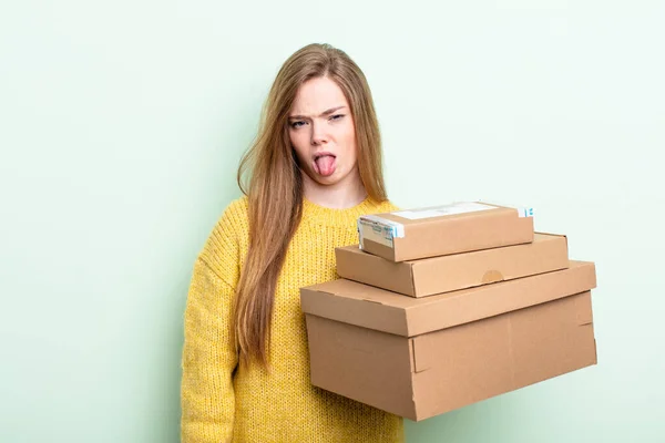 Mulher Cabelo Vermelho Sentindo Enojado Irritado Língua Para Fora Pacotes — Fotografia de Stock