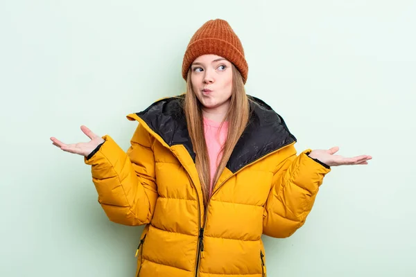 Redhair Woman Feeling Puzzled Confused Doubting Winter Concept — Stock Photo, Image