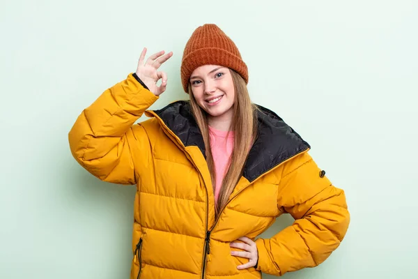 Mulher Ruiva Sentindo Feliz Mostrando Aprovação Com Gesto Conceito Inverno — Fotografia de Stock