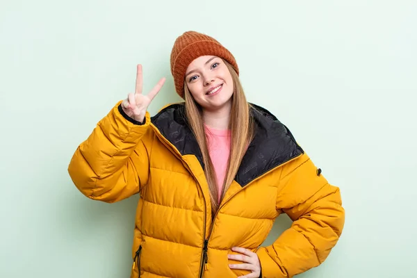 Mulher Ruiva Sorrindo Parecendo Feliz Gesticulando Vitória Paz Conceito Inverno — Fotografia de Stock