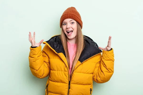 Mulher Ruiva Sentindo Feliz Surpreso Com Algo Inacreditável Conceito Inverno — Fotografia de Stock