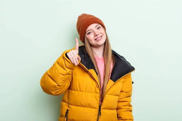 Mulher Ruiva Sorrindo Orgulhosamente Confiantemente Fazendo Número Conceito Inverno — Fotografia de Stock