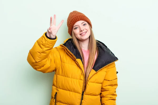 Mulher Ruiva Sorrindo Parecendo Amigável Mostrando Número Três Conceito Inverno — Fotografia de Stock