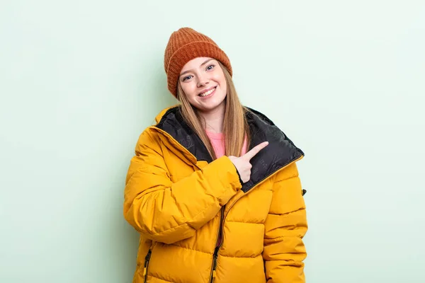 Mulher Ruiva Sorrindo Alegremente Sentindo Feliz Apontando Para Lado Conceito — Fotografia de Stock