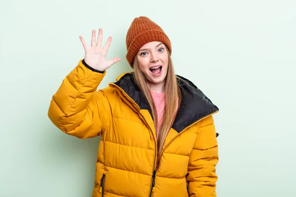 Mulher Ruiva Sorrindo Parecendo Amigável Mostrando Número Cinco Conceito Inverno — Fotografia de Stock