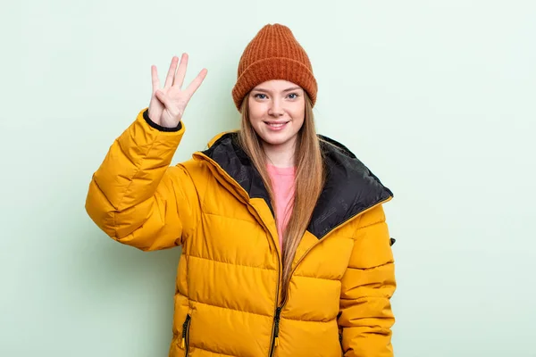 Mulher Ruiva Sorrindo Parecendo Amigável Mostrando Número Quatro Conceito Inverno — Fotografia de Stock
