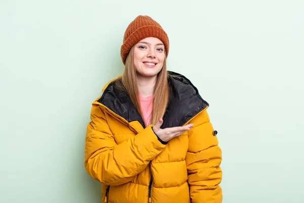 Mulher Ruiva Sorrindo Alegremente Sentindo Feliz Mostrando Conceito Conceito Inverno — Fotografia de Stock