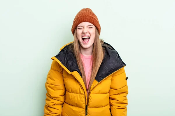 Mulher Ruiva Gritando Agressivamente Parecendo Muito Irritada Conceito Inverno — Fotografia de Stock