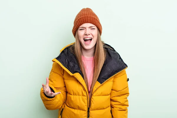 Pelirroja Mujer Mirando Enojado Molesto Frustrado Concepto Invierno —  Fotos de Stock