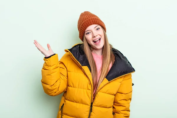 Рыжеволосая Женщина Чувствует Себя Счастливой Удивлённой Осознавая Решение Идею Зима — стоковое фото