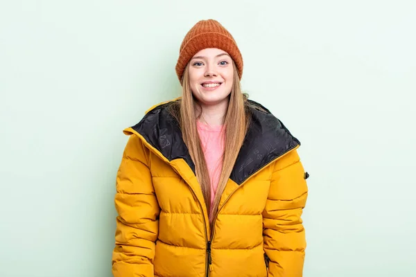 Kızıl Saçlı Kadın Mutlu Hoş Bir Şekilde Şaşırmış Görünüyor Kış — Stok fotoğraf
