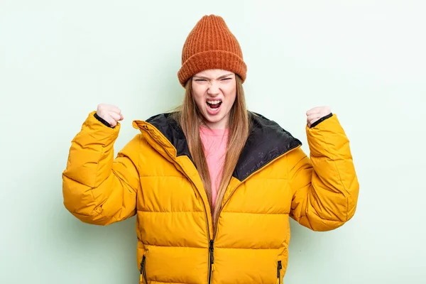 Roodharige Vrouw Schreeuwt Agressief Met Een Boze Uitdrukking Winter Concept — Stockfoto