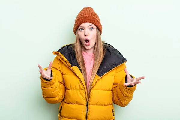 Mulher Ruiva Sentindo Extremamente Chocado Surpreso Conceito Inverno — Fotografia de Stock