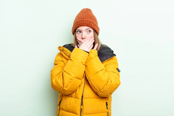 Mulher Ruiva Cobrindo Boca Com Mãos Com Choque Conceito Inverno — Fotografia de Stock