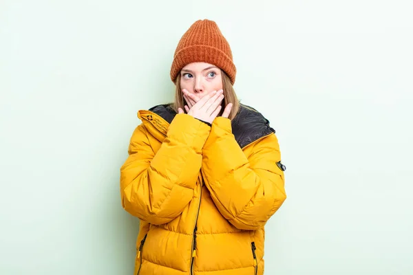 Rothaarige Frau Bedeckt Mund Mit Den Händen Mit Einem Schockierten — Stockfoto