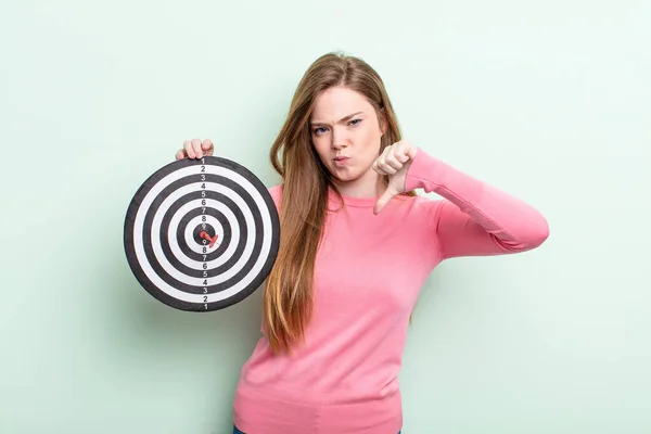 Pelirroja Mujer Sintiendo Cruz Mostrando Los Pulgares Hacia Abajo Concepto —  Fotos de Stock