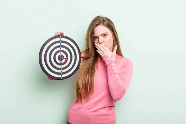 Pelirroja Mujer Cubriendo Boca Con Las Manos Con Shock Concepto —  Fotos de Stock