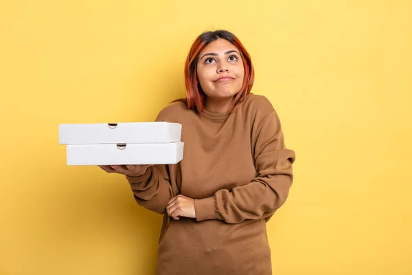 Mulher Hispânica Encolhendo Ombros Sentindo Confusa Incerta Tirar Conceito Pizzas — Fotografia de Stock