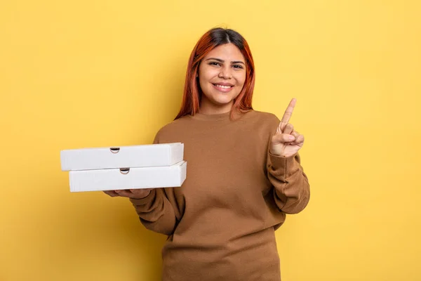 Mulher Hispânica Sorrindo Parecendo Amigável Mostrando Número Tirar Conceito Pizzas — Fotografia de Stock