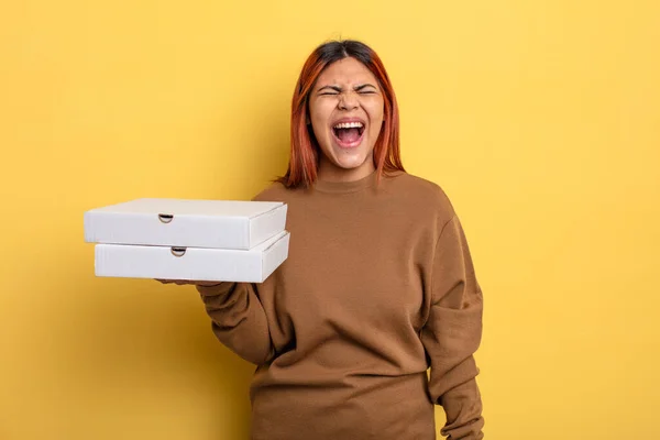 Mulher Hispânica Gritando Agressivamente Parecendo Muito Zangada Tirar Conceito Pizzas — Fotografia de Stock