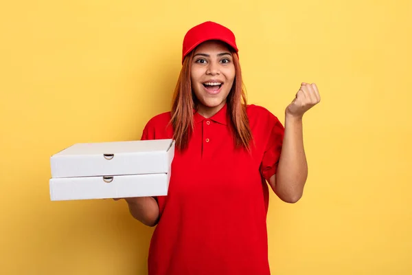 Mujer Hispana Sintiéndose Conmocionada Riendo Celebrando Éxito Llevar Entregar Concepto —  Fotos de Stock