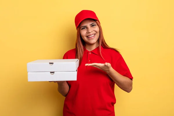 Die Hispanische Frau Lächelt Fröhlich Fühlt Sich Glücklich Und Zeigt — Stockfoto