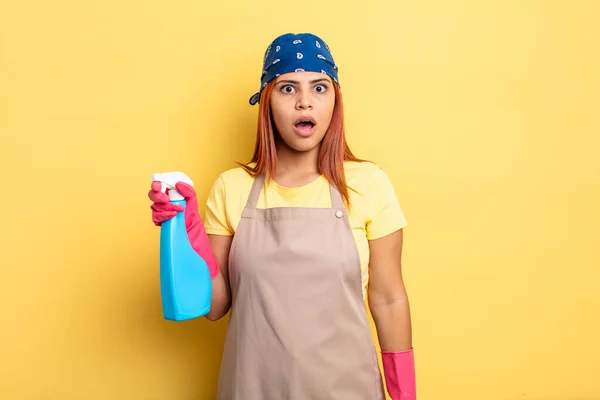 Hispanic Woman Looking Very Shocked Surprised Cleaning Housekeeper Concept — Stock Photo, Image