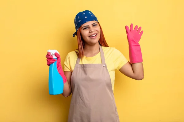 Spaanse Vrouw Glimlachte Gelukkig Zwaaide Met Hand Verwelkomde Groette Schoonmaak — Stockfoto