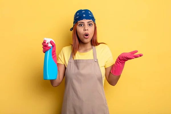 Hispanic Woman Amazed Shocked Astonished Unbelievable Surprise Cleaning Housekeeper Concept — Stock Photo, Image