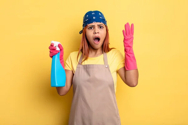 Іспаномовна Жінка Кричить Руками Вгору Повітрі Концепція Прибирання Домогосподарства — стокове фото