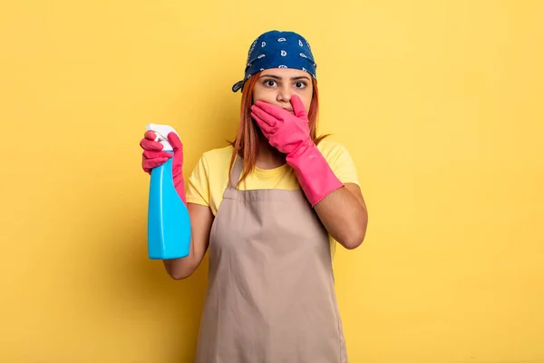 Spaanse Vrouw Bedekt Haar Mond Met Handen Met Een Geschokte — Stockfoto