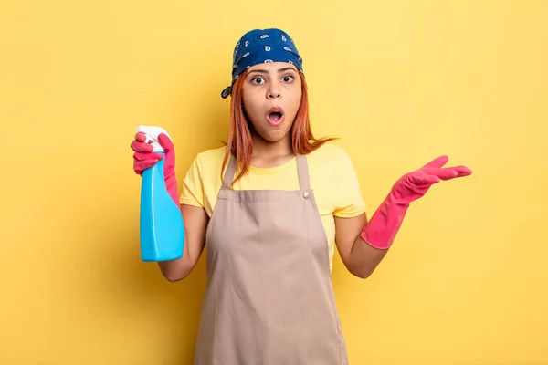 Hispanic Woman Feeling Extremely Shocked Surprised Cleaning Housekeeper Concept — Stock Photo, Image