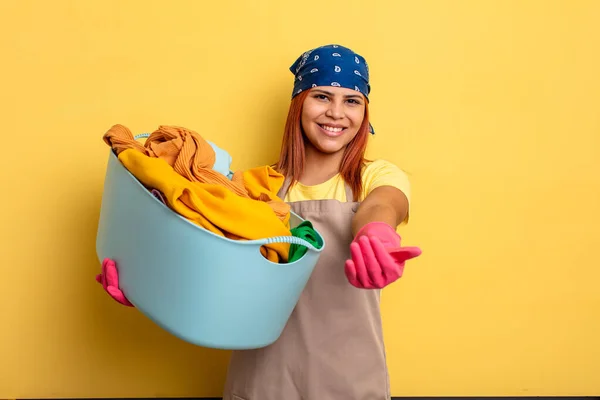 Huishoudster Glimlachen Gelukkig Met Vriendelijk Het Aanbieden Tonen Van Een — Stockfoto