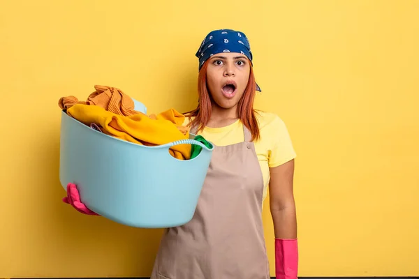 Οικονόμος Δείχνει Σοκαρισμένη Έκπληκτη Έννοια Πλύσης Ρούχων — Φωτογραφία Αρχείου